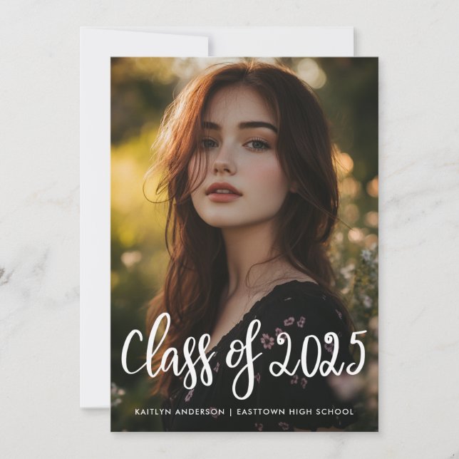 Invitation Classe De 2025 Décontracté Script Graduate Photo (Devant)