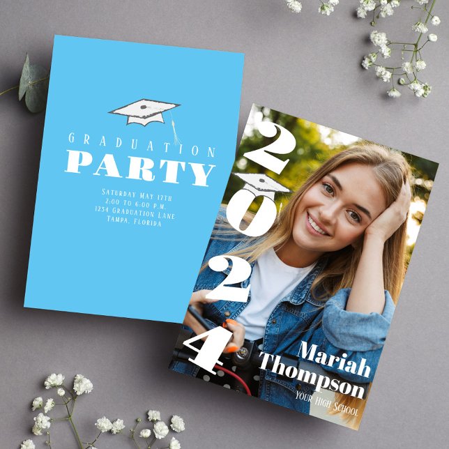 Invitation Classe De Modèle photo Diplômé De 2024 Typographie (Graduation photo invitation announcement with Carolina blue background. )