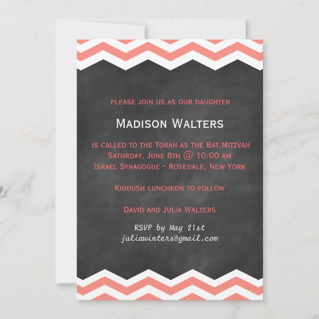 Invitation Coral Chevrons sur Chalkboard Bat Mitzva Invitatio (Devant)