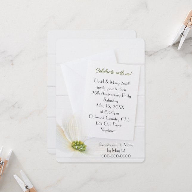Invitation Cosmos blancs du 25e anniversaire sur bois blanc (Devant/Arrière en situation)