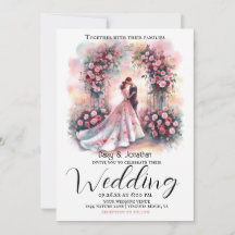 couple romantique sous mariage d'arc fleuri