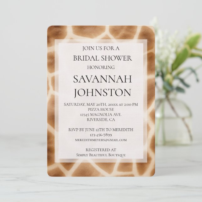 Invitation Crème Brown Giraffe Safari animal nuptiale douche (Debout devant)