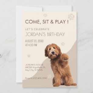 Invitation d'anniversaire de chien jouant beige