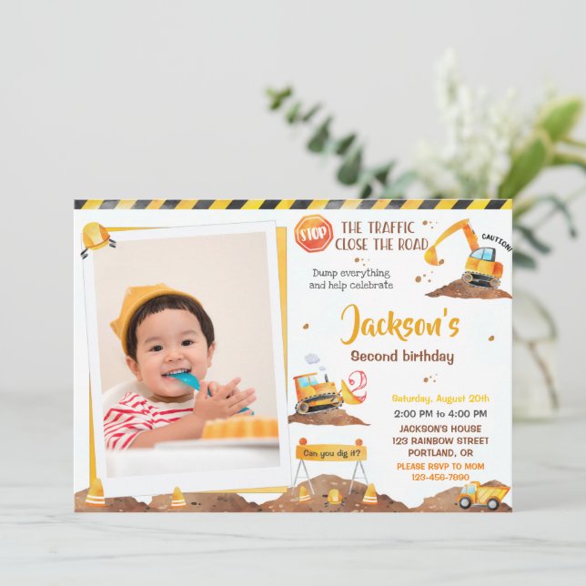 Invitation d'anniversaire de construction avec pho (Debout devant)