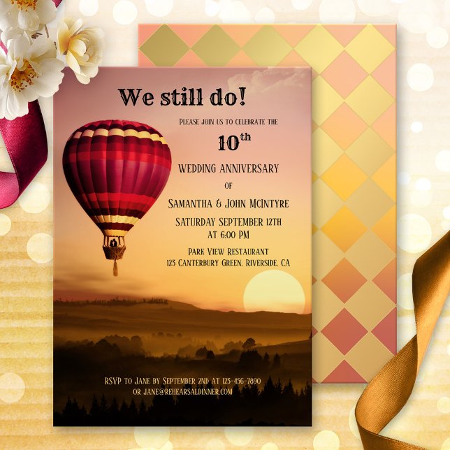 Invitation d'anniversaire de mariage Montgolfière  (A romantic wedding anniversary invitation featuring a painting of a hot air balloon at sunset)