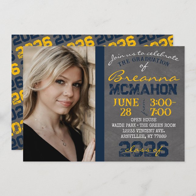 Invitation de graduation de tableau rouge bleu et  (Repeating Class Year Chalkboard Graduation Photo Invitations)