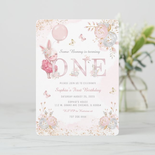 Invitation de premier anniversaire de lapin person (Debout devant)