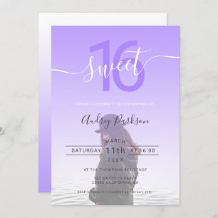 Invitation dégradé de violet de pouce foncé script photo doux