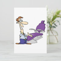 Dentiste masculin drôle et fauteuil dentaire viole