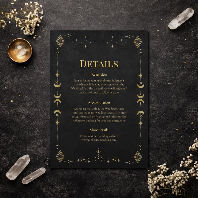 Invitation Détails de mariage noir et or gothique céleste (Celestial Gothic Black and Gold Wedding Details Invitation on an elegant dark table)
