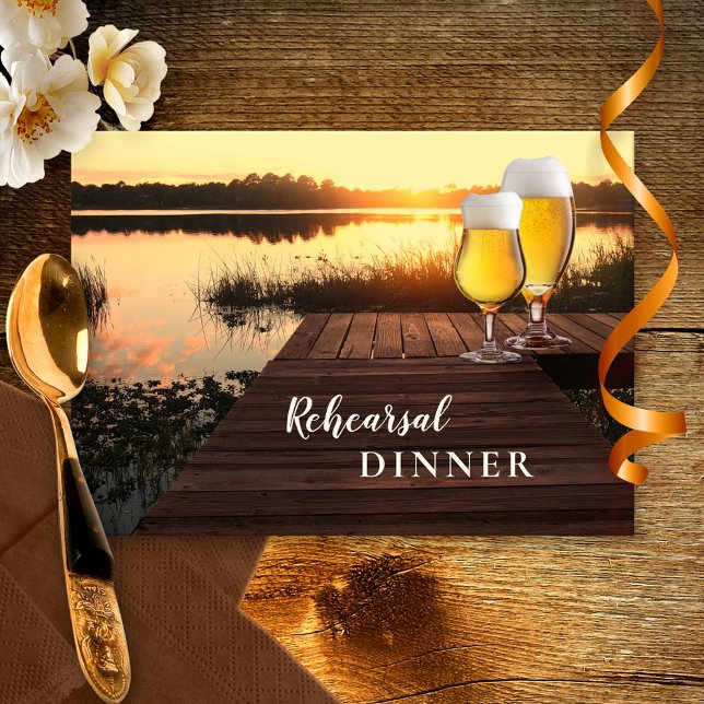 Invitation Dîner de répétition de bière Golden Sunset Invitat (Rehearsal Dinner invitation featuring a sunset at a lake with two beer glasses on a jetty)