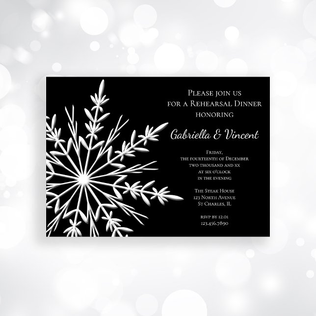 Invitation Dîner de répétition de mariage flocon de neige noi (Invite guests with the festive Black White Snowflakes Winter Wedding Rehearsal Dinner Invitation.)