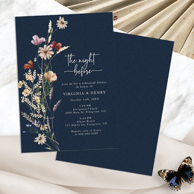 Invitation Dîner de répétition élégant bleu marine (Navy Blue Boho Wildflower Elegant Rehearsal Dinner Invitation by Painted Paperie
)