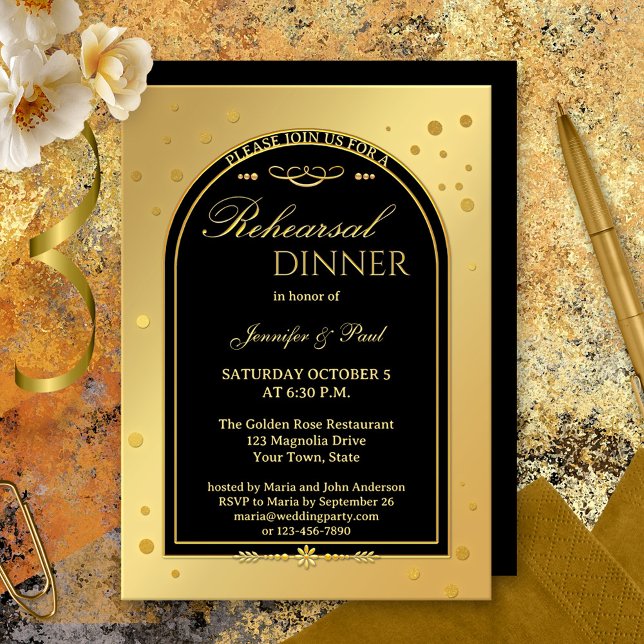 Invitation Dîner de répétition Gold Black Chic (A festive rehearsal dinner invitation featuring a gold and black design with confetti sparkles.)