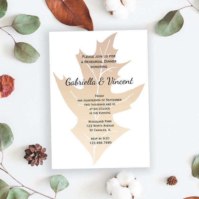 Invitation Dîner de répétition Mariage de la feuille de chêne (Set a seasonal Autumn tone with the woodsy Fall Oak Leaf Wedding Rehearsal Dinner Invitation.)