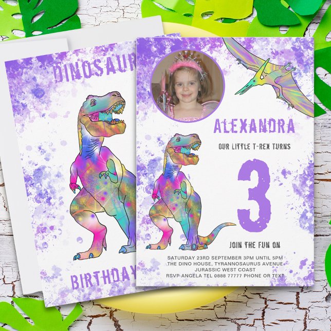 Invitation Dinosaur Girls 3e fête d'anniversaire (Girls dinosaur 3rd birthday party invitation with photo template purple watercolor splash)