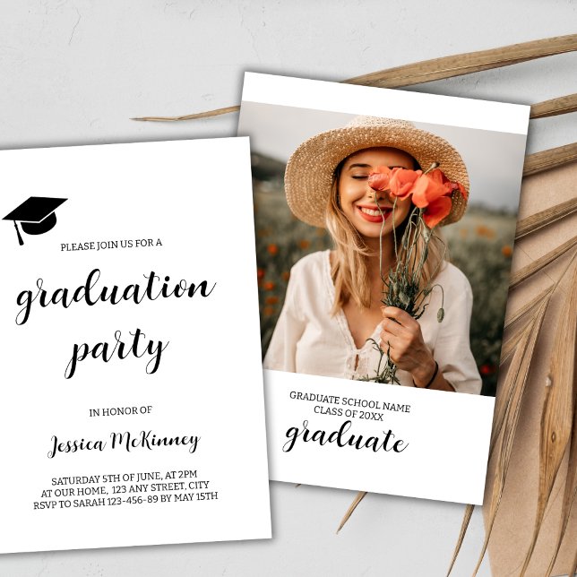 Invitation Diplôme de photo simple moderne en noir et blanc (simple photo graduation party invitation black and white graduate cap class of 2024)