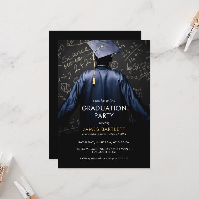 Invitation Diplômé en Blue Gown avec tableau de bord mathémat (Devant/Arrière en situation)