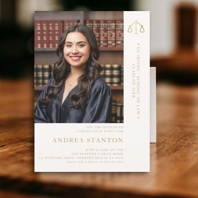 Invitation Diplôme en droit Échelles d'or de la justice Photo (law school graduation party invitation photo gold scales of justice elegant modern classic)