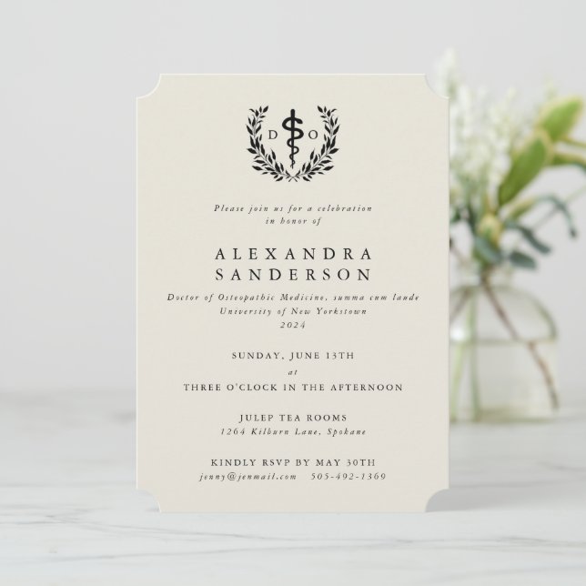 Invitation Docteur en Crème de Médecine ostéopathique (Debout devant)