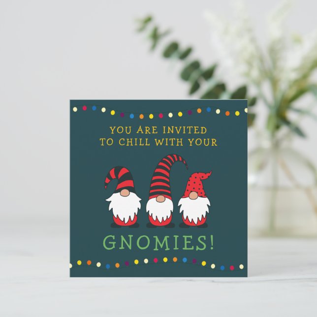 Invitation Drôle Chillin' avec mon jeu de Noël Gnomies | Dans (Debout devant)