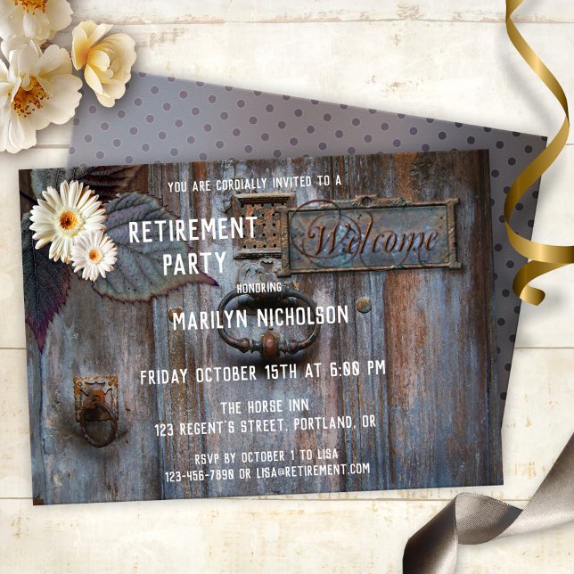 Invitation du parti de retraite artistique rustiqu (Elegant retirement party invitation featuring a rustic wood door with daisy flowers)
