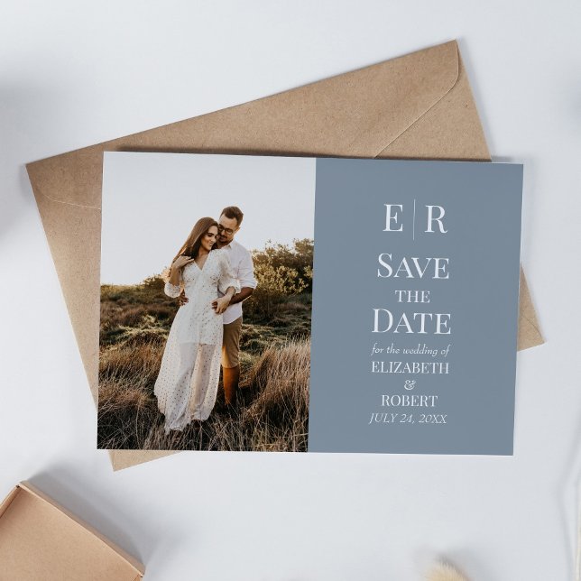 Invitation Dusty Blue Monogram Photo personnalisée Enregistre (Dusty Blue Monogram Custom Photo Save the Date Invitation on a white table with neutral decoration)