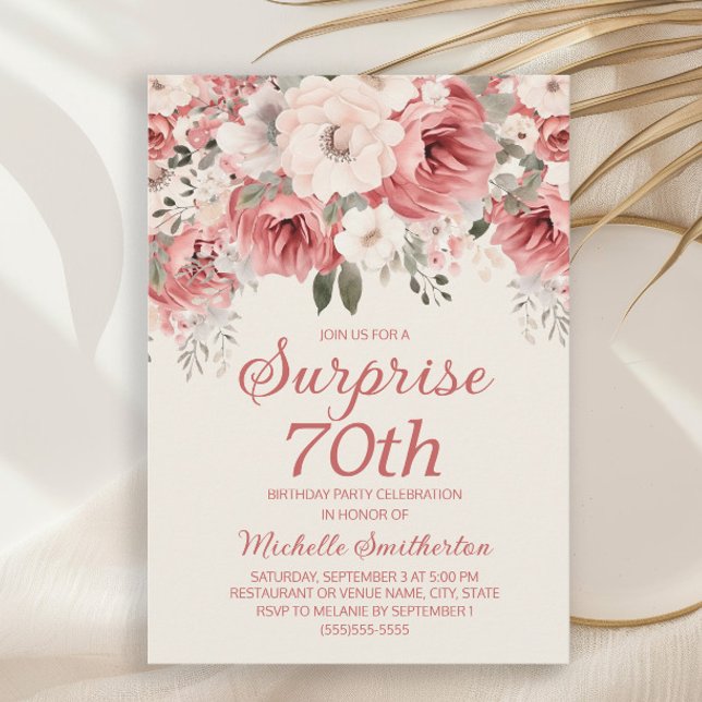 Invitation Eau couleur Rose rousse duveteuse Surprise florale (Elegant dusty rose red and cream-colored floral surprise 70th birthday party invitation)