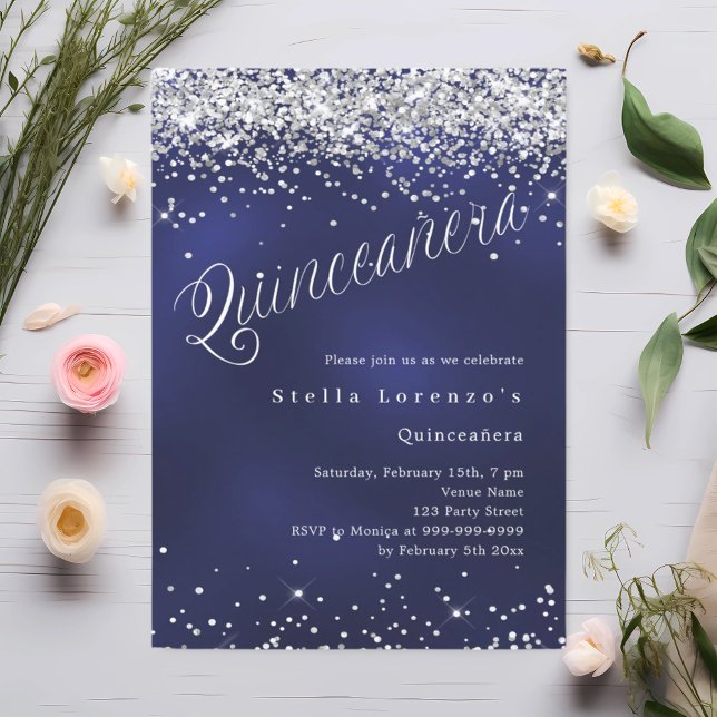 Invitation Écriture en argent bleu marine élégante Quinceaner (Créateur téléchargé)