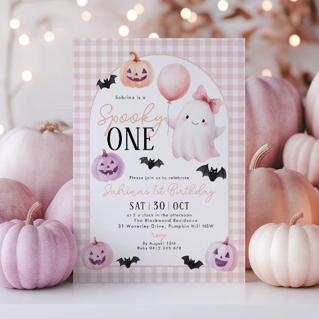 Invitation Éffrayant Un Halloween Fantôme rose 1er anniversai (Spooky One! Pink Gingham Halloween 1st Birthday invitation with cute pumpkin, ghosts and bat. )