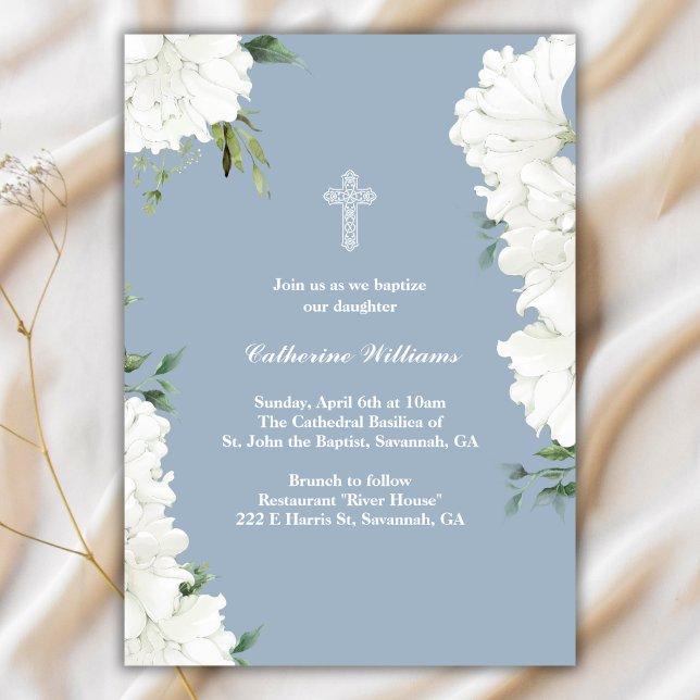 Invitation Élégant blanc floral Dusty Baptême bleu (Elegant White Floral Dusty Blue Baptism Invitation)