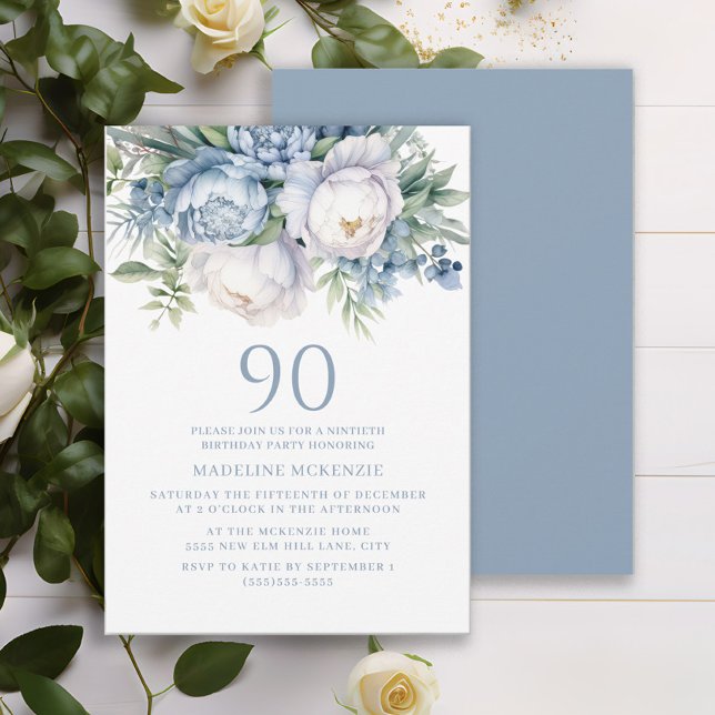Invitation Elégant bleu bleu blanc floral 90e anniversaire (Dusty blue and white watercolor floral women's 90th birthday party invitation. Printed or digital)