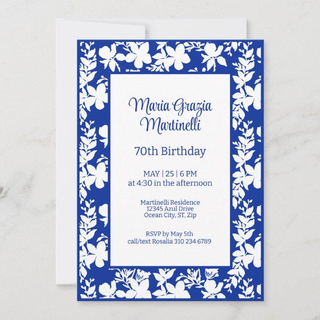 Invitation Élégant Bleu Chic | Modèle floral blanc anniversai (Devant)