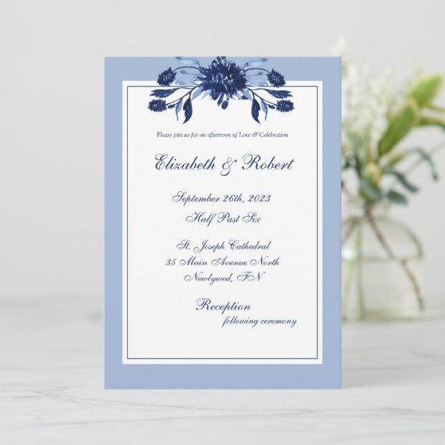 Invitation Élégant bleu Floral Chic Script Mariage (Debout devant)