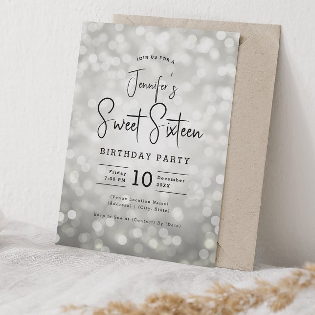 Invitation Élégant Bokeh Lights Script moderne Sweet 16 Argen (Elegant Bokeh Lights Modern Script Sweet 16 Silver Invitation)