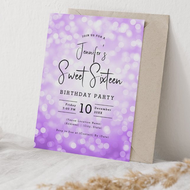 Invitation Elégant Bokeh moderne Script Sweet 16 violet (Elegant Bokeh Modern Script Sweet 16 Purple Invitation)