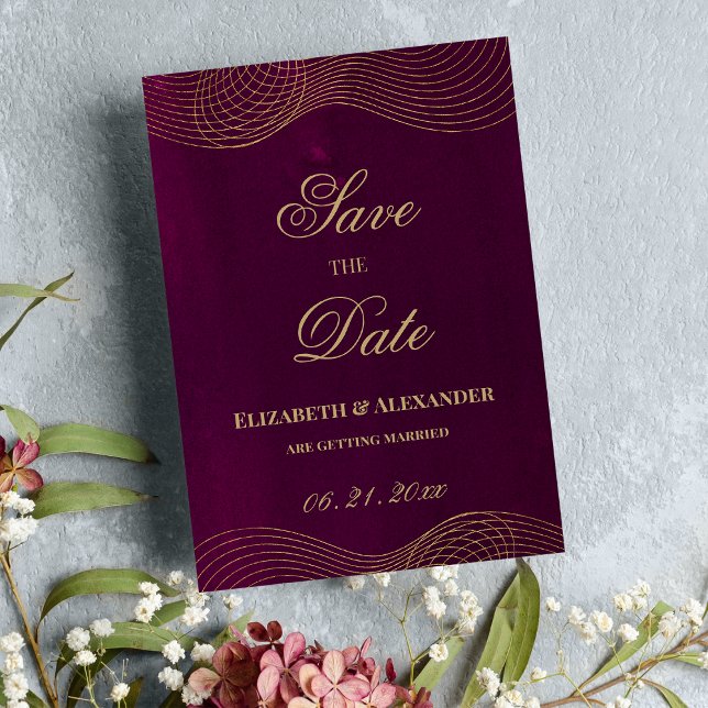 Invitation Elégant bordeaux or géométrique Enregistrer la dat (Elegant burgundy gold geometric Save the Date )
