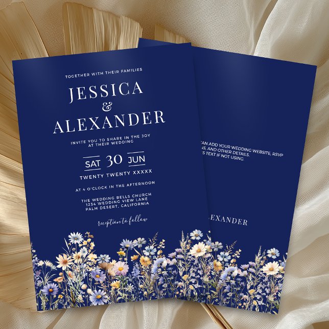 Invitation Elégant Dusty Blue Fleur sauvage Mariage de la mar (Elegant Dusty Blue Wildflowers Navy Wedding Invitation with Optional Text on the Back.)