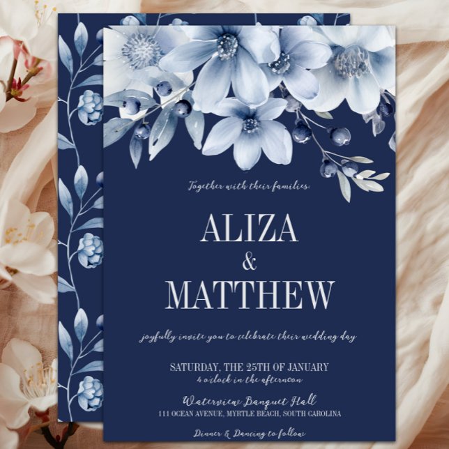Invitation Elégant Mariage floral bleu marine et bleu clair (Elegant Navy Blue Floral Winter Wedding Invitation, Blueberries,   Light Blue Flowers, Classic)