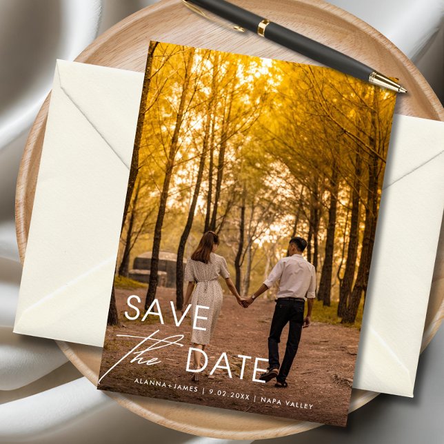 Invitation Élégant minimaliste Enregistrer la date (Rustic fall save the date card with couple holding hands in golden forest.)