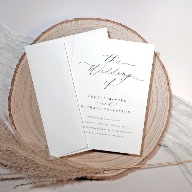 Invitation Élégant minimaliste sophistiqué Mariage intemporel (Minimalist wedding invitation with elegant script, displayed on a wood slice with pampas grass)
