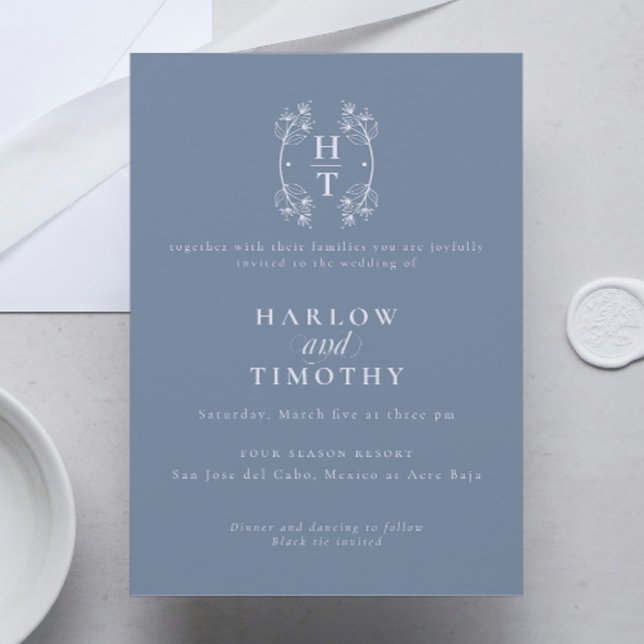 Invitation Élégant Monogramme Floral Crest Dusty Blue Mariage (Elegant Monogram Floral Crest Dusty Blue Wedding Invitation)