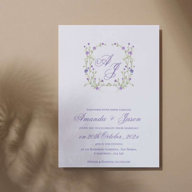 Invitation Élégant Monogramme Joli violet bleu Mariage floral (Elegant Monogram Pretty Purple Blue Floral Wedding Invitation)