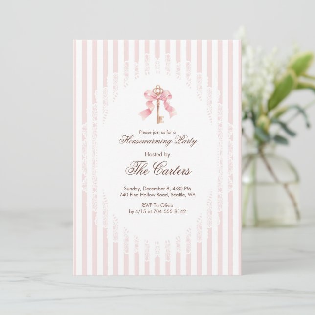 Invitation Elegant Pink Coquette Gold Key Housewarming (Debout devant)