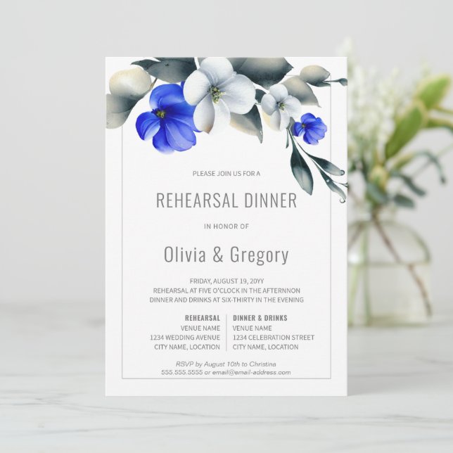 Invitation Élégant Royal Bleu Blanc Floral Dîner de répétitio (Debout devant)