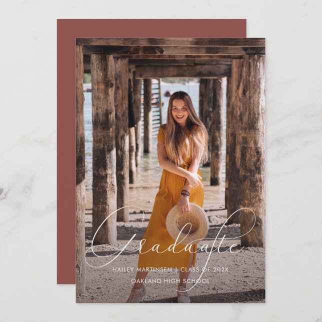 Invitation Élégant Script Bourgogne Photo Graduation Party (Devant / Derrière)