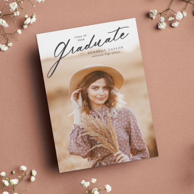 Invitation Élégant script de script photo Graduate Graduate (Simple graduate script photo graduation invitation.)