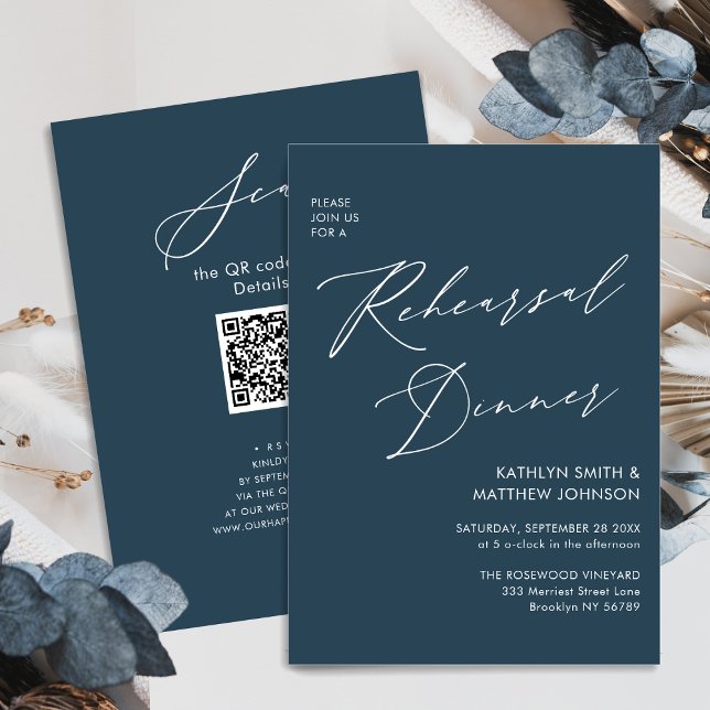 Invitation Élégant Script Dusty Blue Rehearsal Dîner QR (Créateur téléchargé)