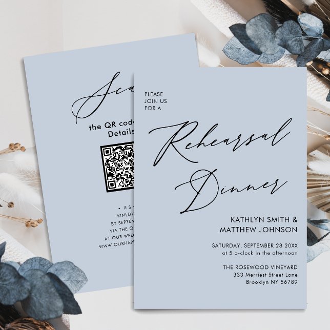 Invitation Élégant Script Dusty Blue Rehearsal Dîner QR (Créateur téléchargé)