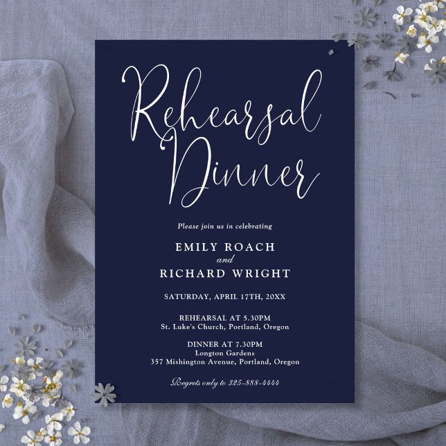 Invitation Élégant script moderne Marine Blue Rehearsal Dîner (Elegant Modern Script Navy Blue Rehearsal Dinner Invitation)